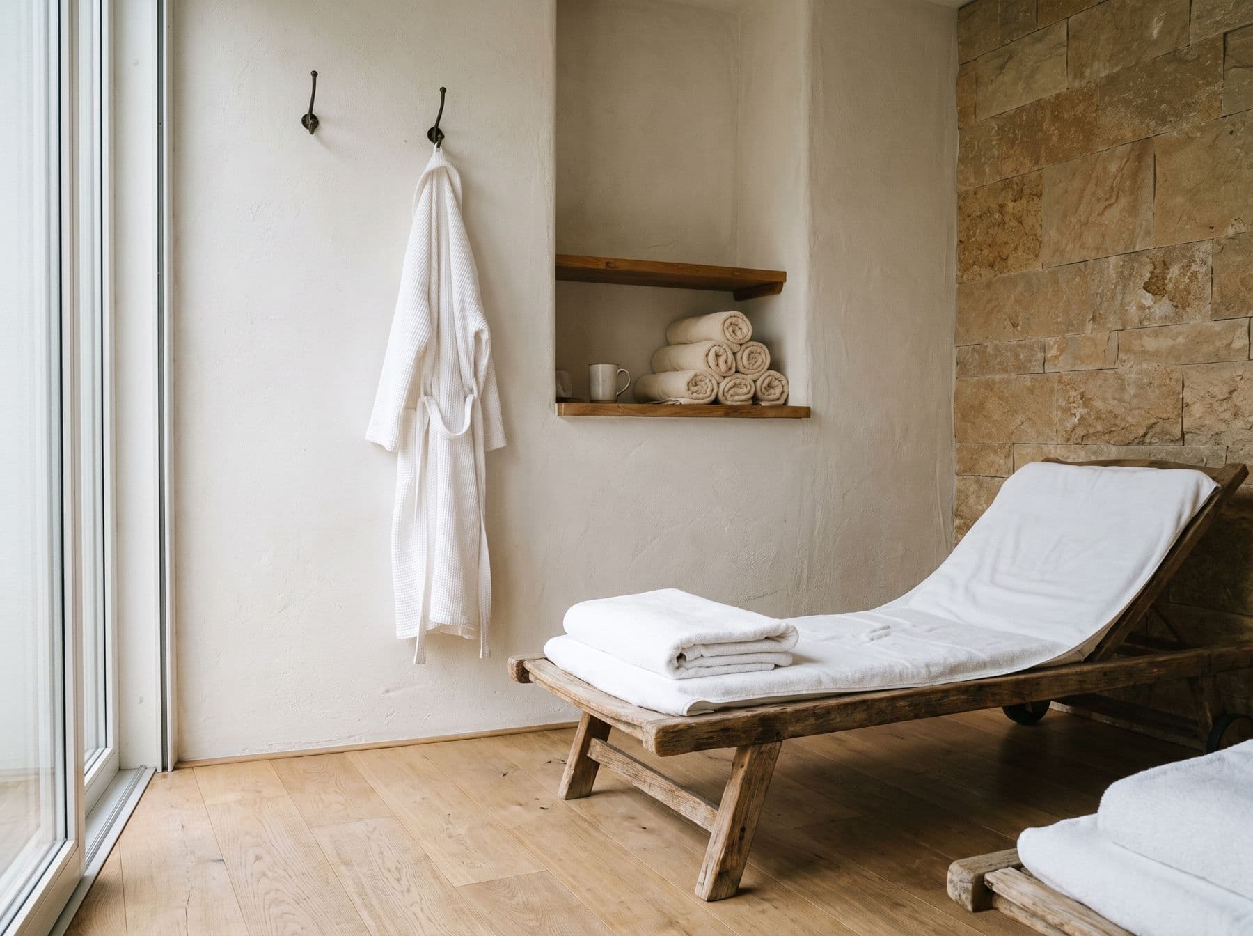 Ruheraum im Spa mit weißen Handtüchern und Bademantel